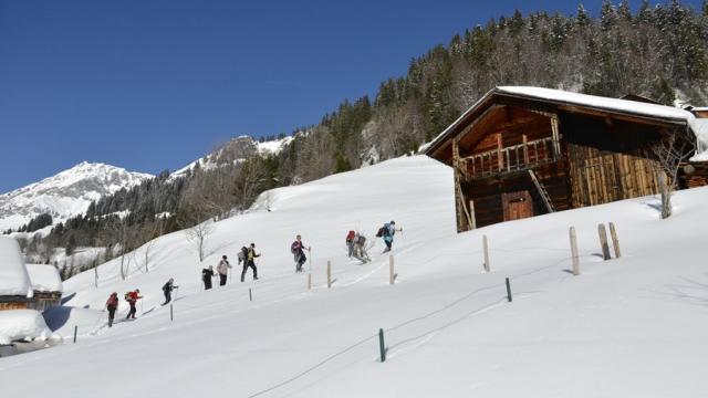 Randonnée en raquettes accompagnée à la découverte du village voisin à Flumet St Nicolas la Chapelle