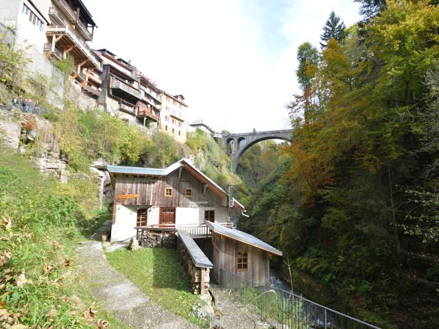 Moulin à Tienne, maisons suspendues et pont de l'Abyme à Flumet